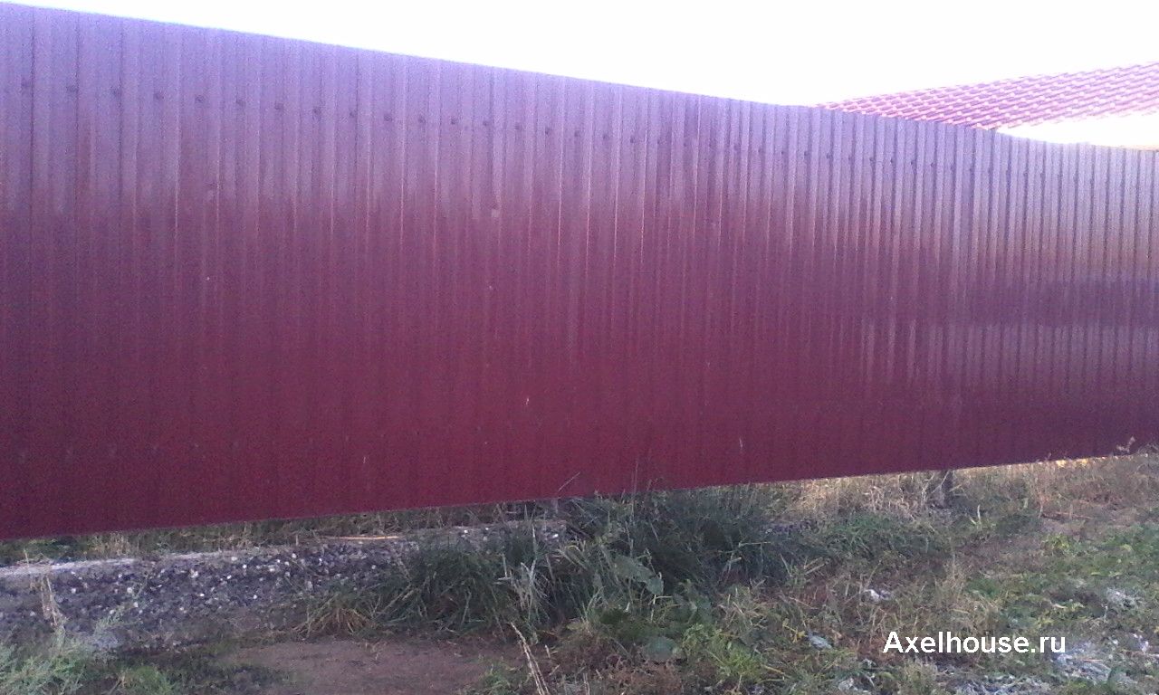 Забор из красного профнастила